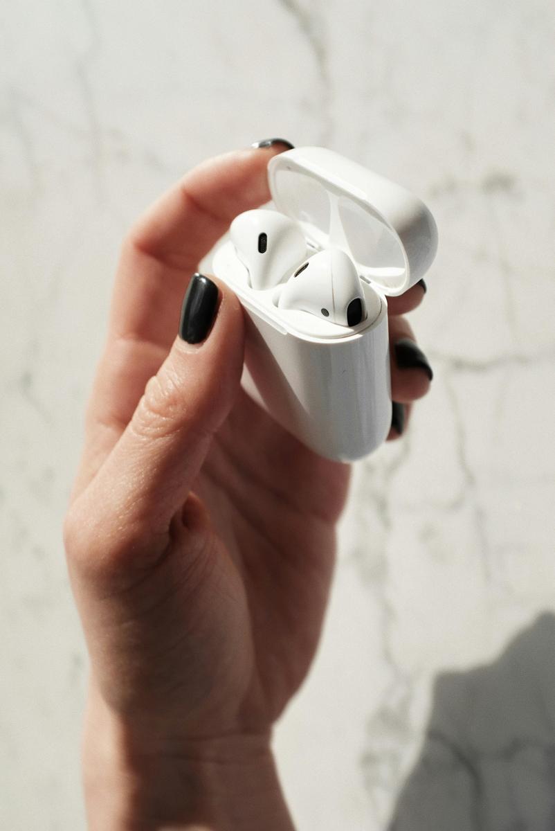 AirPods charging